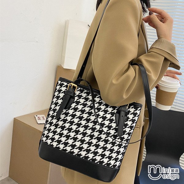 حقائب كتف نسائية كبيرة...