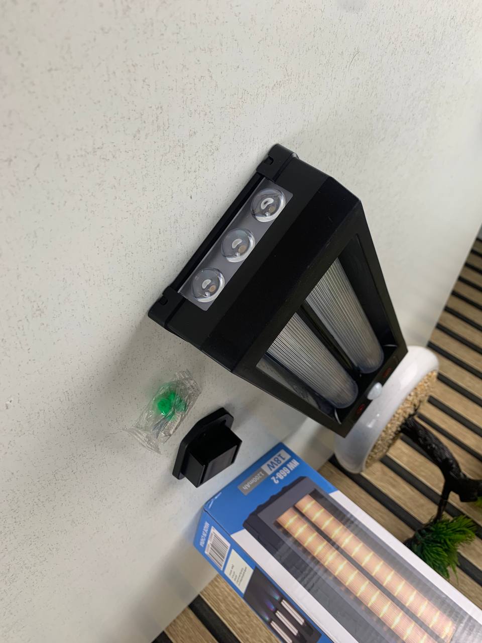 Lanterne Murale Solaire avec Lumière Colorées et Détecteur de Mouvements – مصباح خارجي يعمل بالطاقة الشمسية - الصورة 2