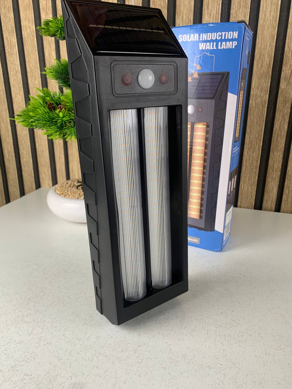 Lanterne Murale Solaire avec Lumière Colorées et Détecteur de Mouvements – مصباح خارجي يعمل بالطاقة الشمسية - الصورة 4