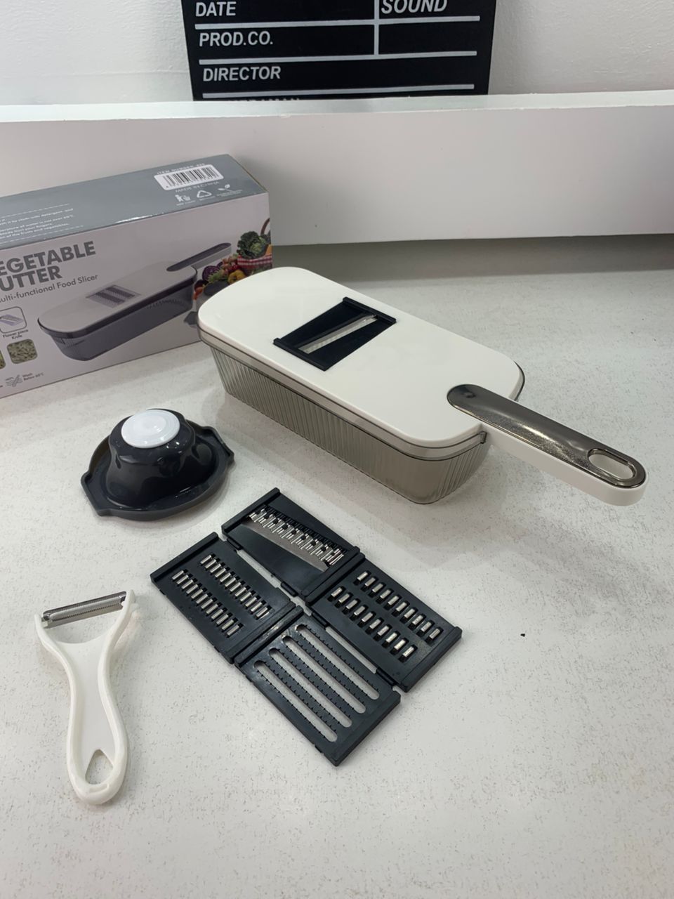 Mandoline à légumes professionnelle avec 5 lames et récipient – قطاعة خضر في المطبخ - الصورة 2