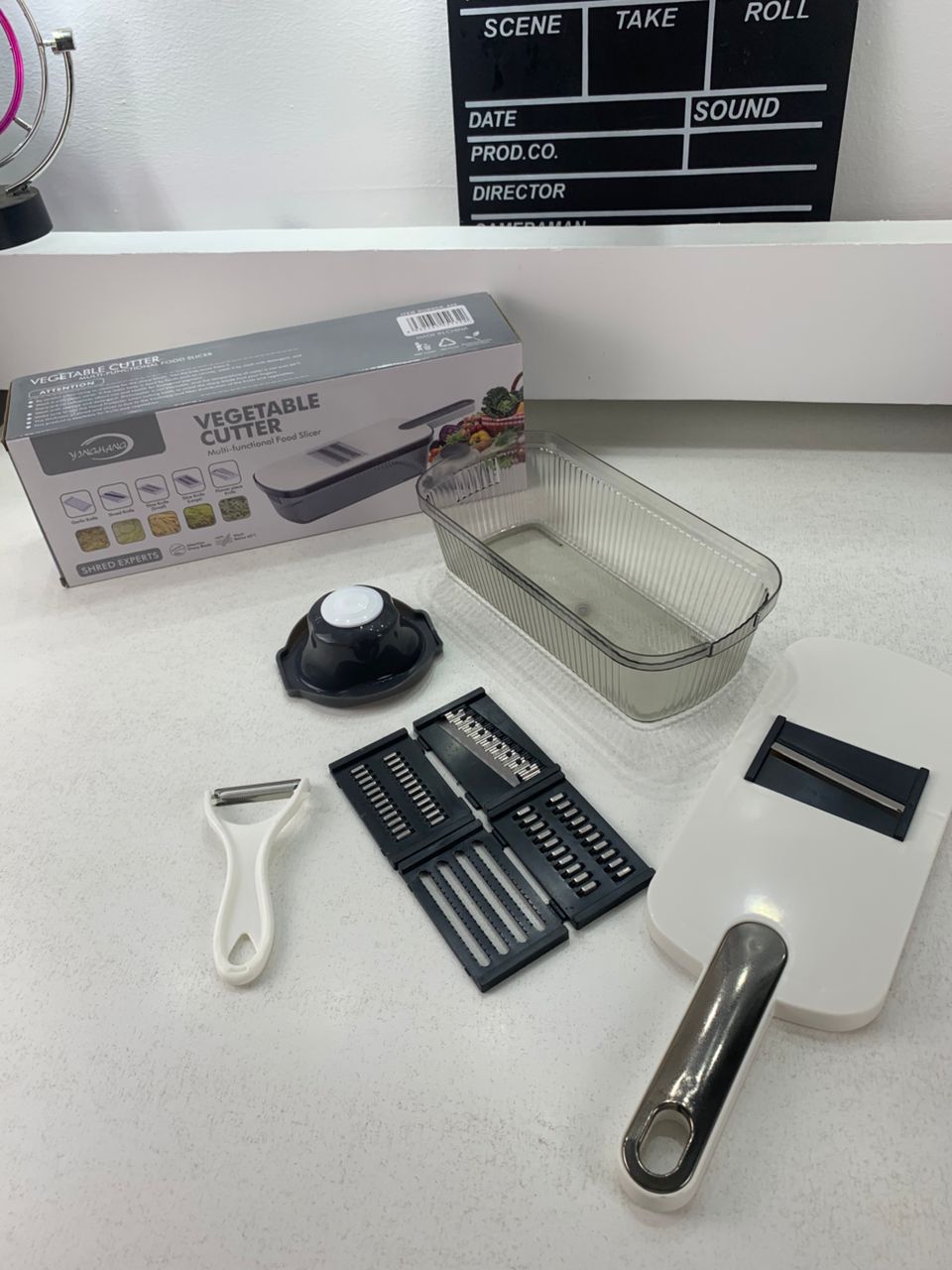 Mandoline à légumes professionnelle avec 5 lames et récipient – قطاعة خضر في المطبخ - الصورة 3