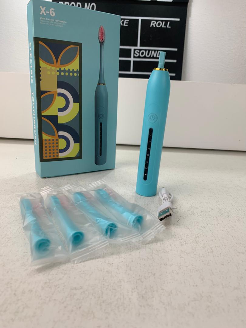 Brosse à Dents Électrique 4 Têtes Incluses Rechargeable et Étanche IPX7 – فرشاة أسنان كهربائية بأربعة رؤوس - الصورة 3