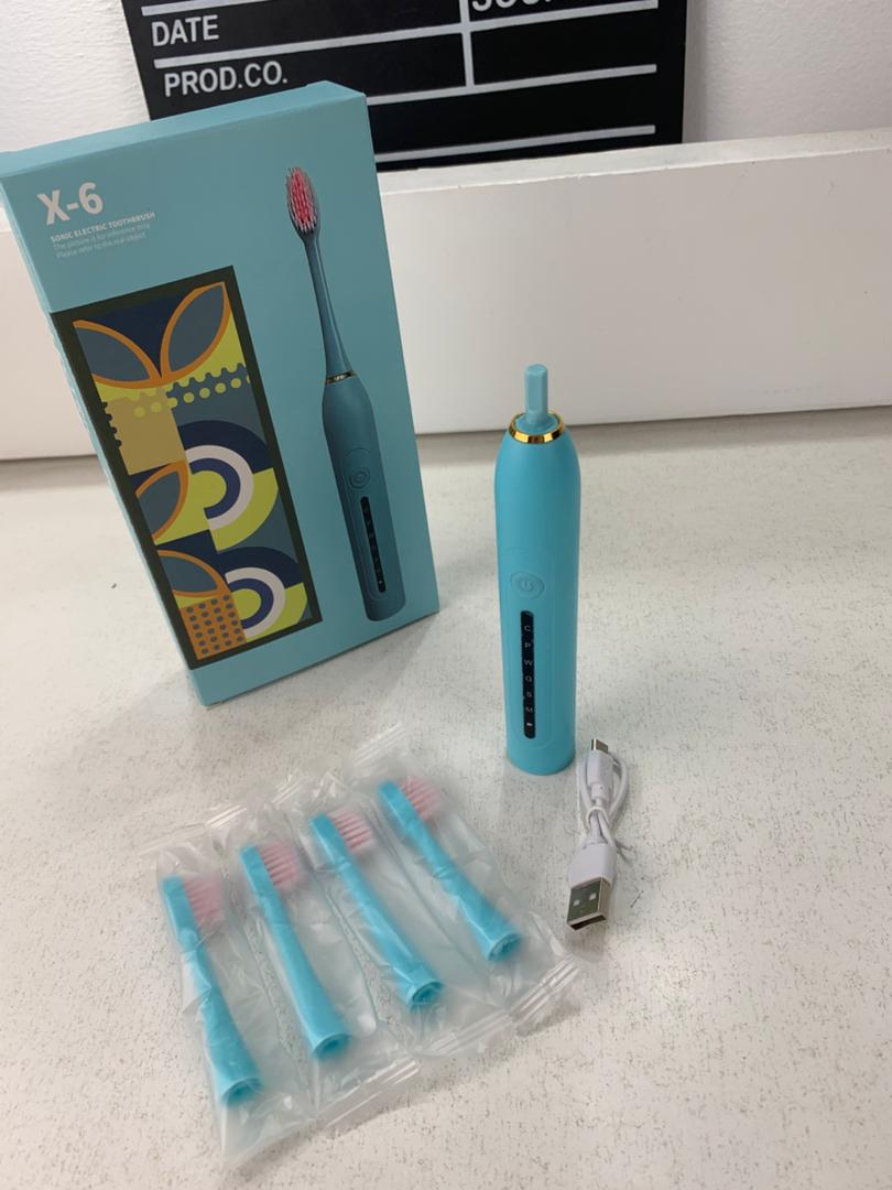 Brosse à Dents Électrique 4 Têtes Incluses Rechargeable et Étanche IPX7 – فرشاة أسنان كهربائية بأربعة رؤوس - الصورة 2