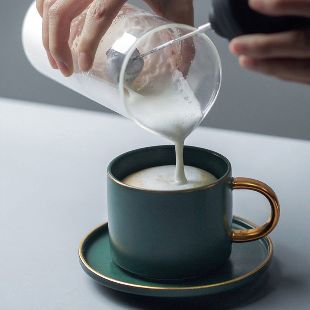 خفاقة حليب كهربائية. فعالة مع السوائل الساخنة والباردة. - الصورة 2