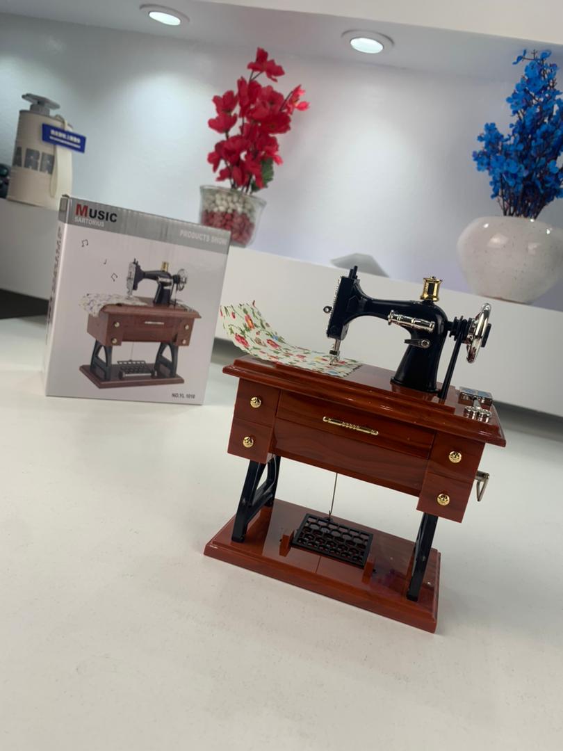 Boîte à Musique Miniature Machine à Coudre – ماكينة خياطة موسيقية - الصورة 4