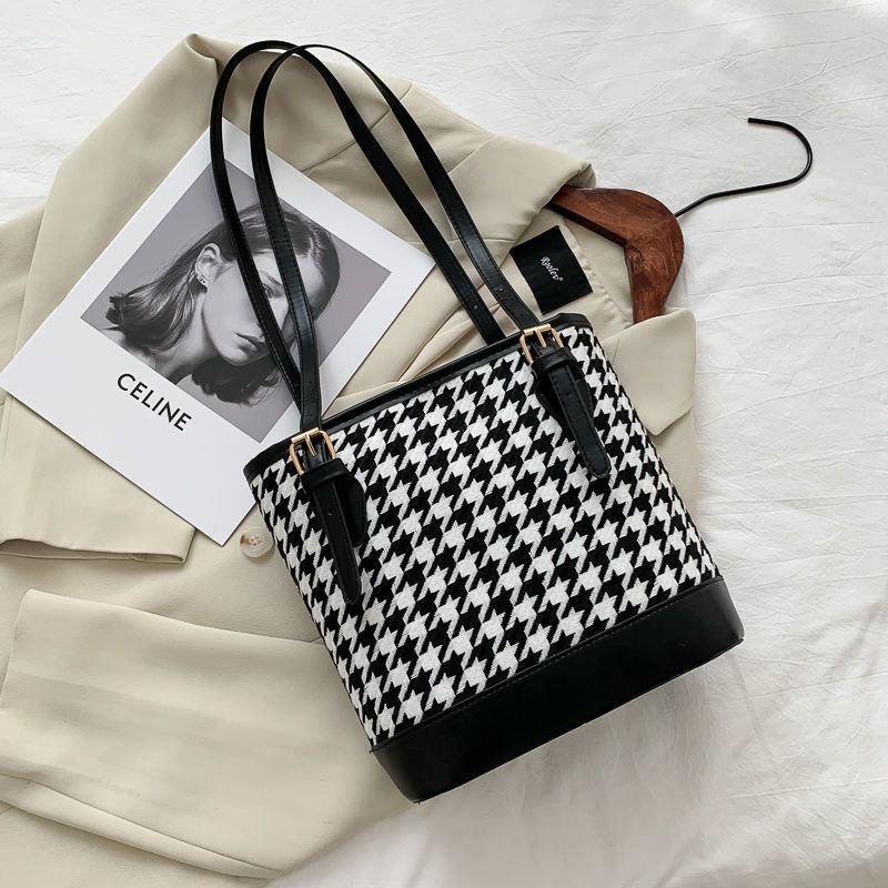 حقائب كتف نسائية كبيرة الحجم بتصميم كلاسيكي بنقشة - الصورة 4