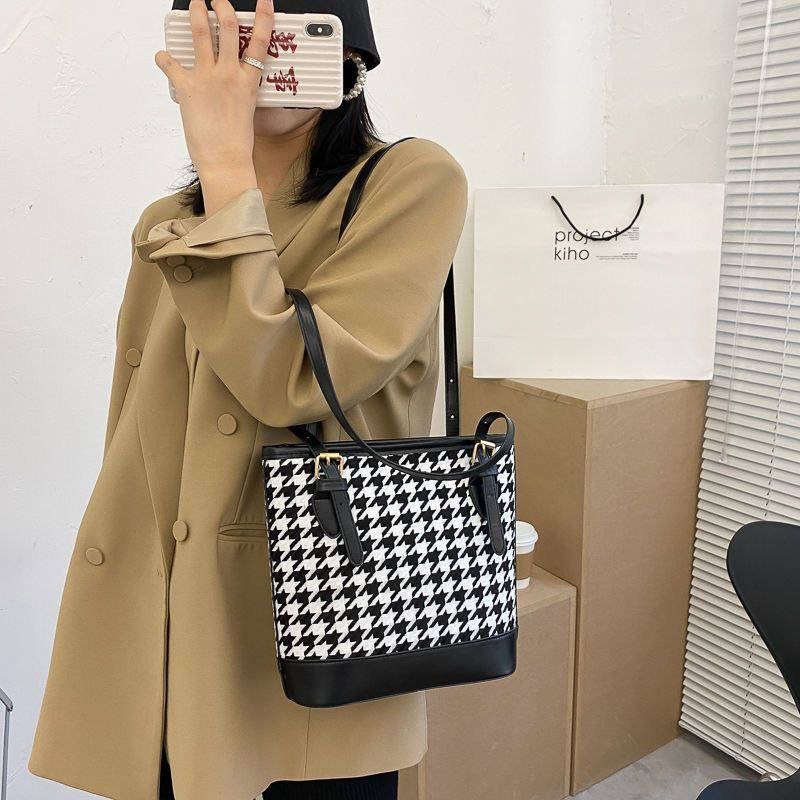 حقائب كتف نسائية كبيرة الحجم بتصميم كلاسيكي بنقشة - الصورة 2