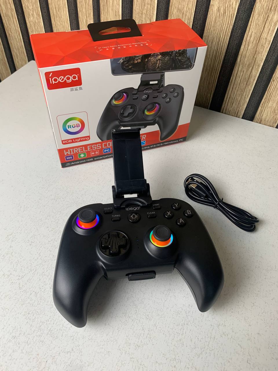 يد تحكم لاسلكية IPEGA PG-9115 بمقابض مضيئة RGB - الصورة 3