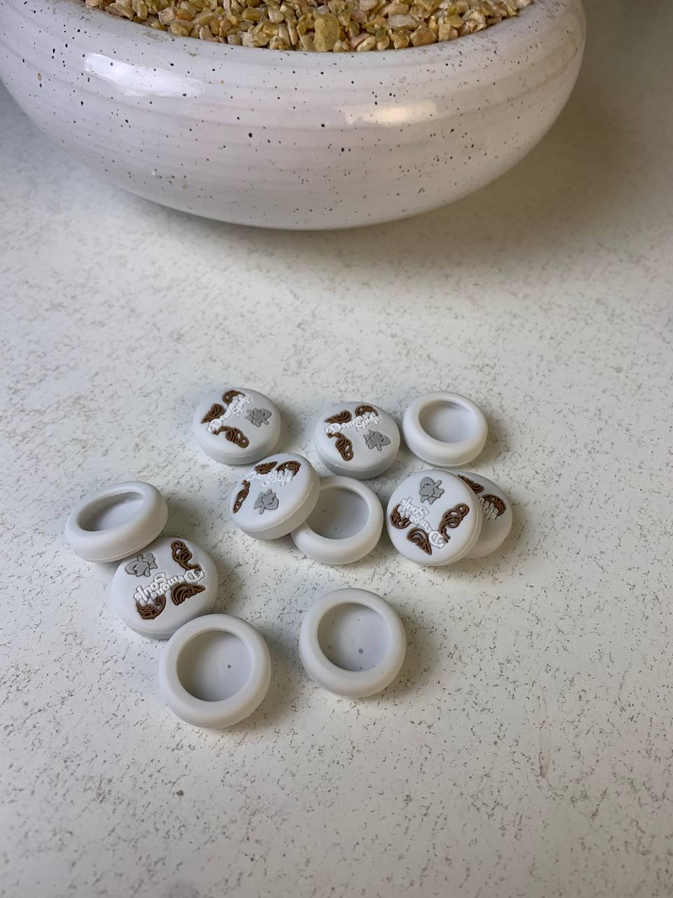 طقم 8 قطع أغطية سيليكون ناعمة لعصي التحكم في يد الألعاب - الصورة 2