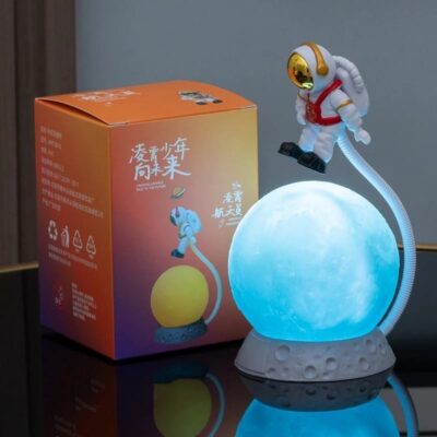 مصباح ليلي LED ثلاثي الأبعاد بتصميم رائد فضاء قابل للشحن عبر USB